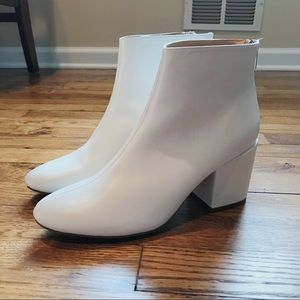 NEVER WORN | WHITE FAUX LEATHER BOOTIES